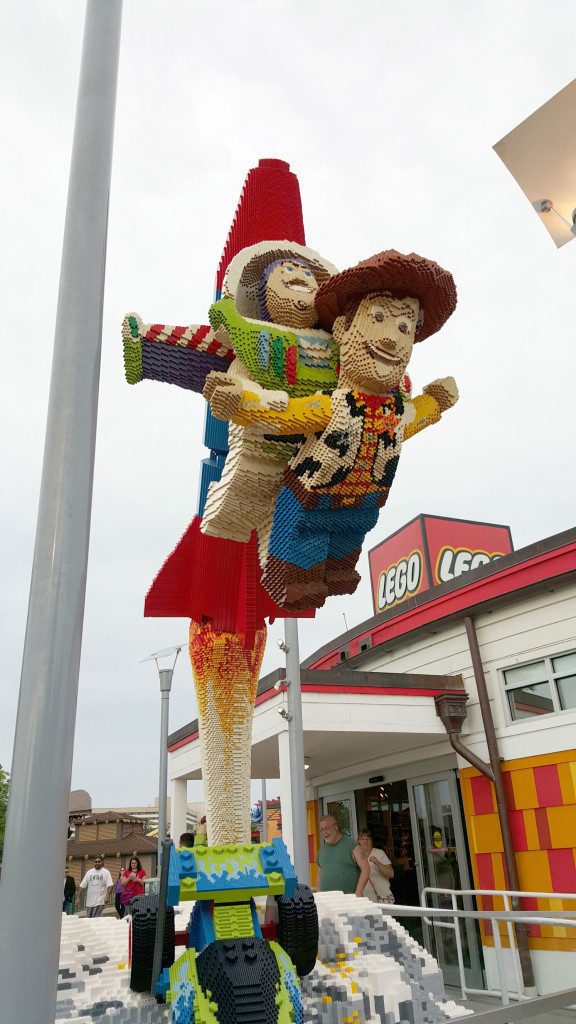 LEGO-buzz-lightyear-woody-build-front