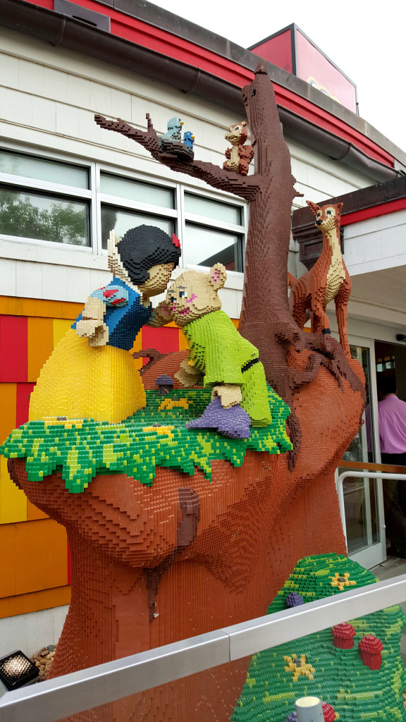 LEGO-snow-white-bashful-dwarf-kiss-build